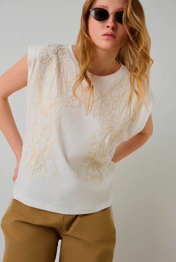 Camiseta blanca con bordado beige - Imagen 2