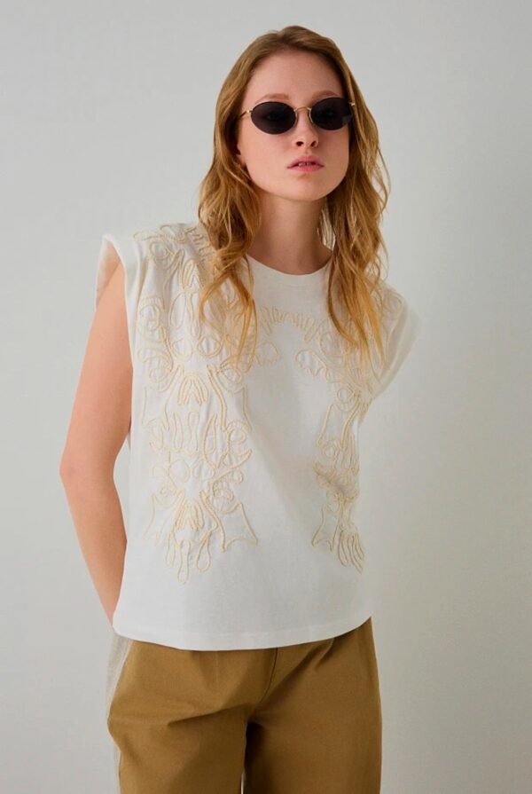 Camiseta blanca con bordado beige - Imagen 3