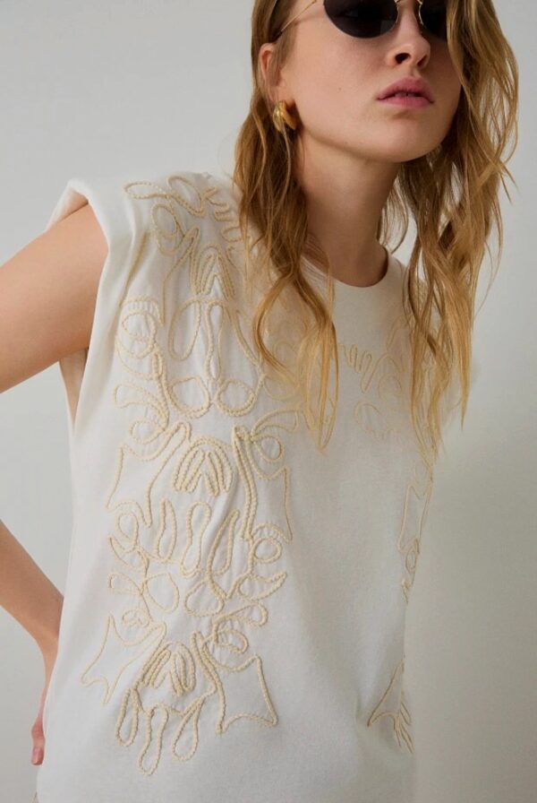 Camiseta blanca con bordado beige - Imagen 5